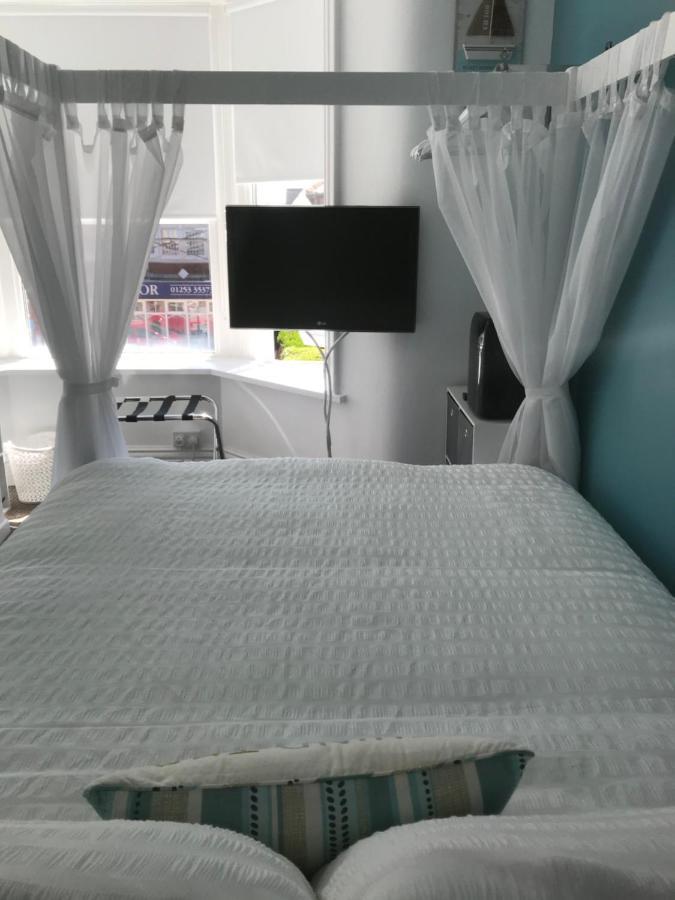 Number 40 - No Multiple Room Bookings Μπλάκπουλ Εξωτερικό φωτογραφία