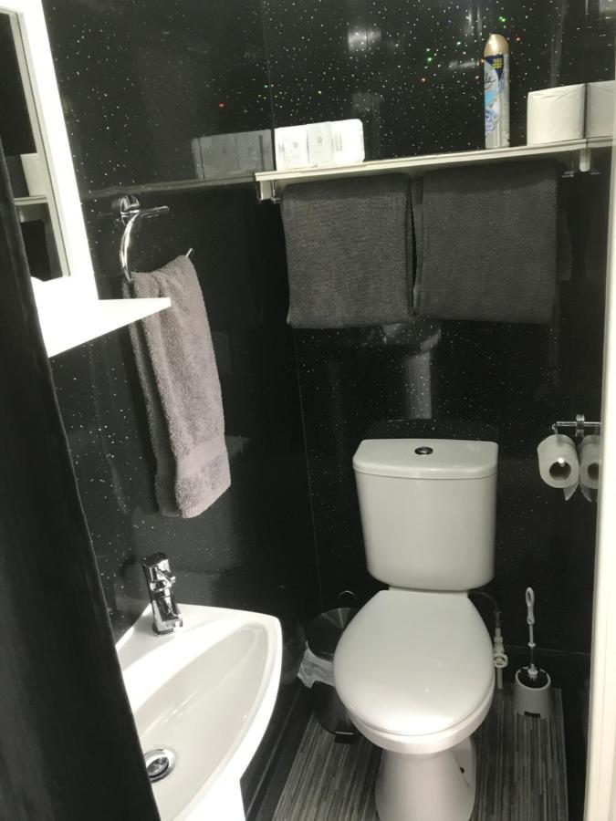 Number 40 - No Multiple Room Bookings Μπλάκπουλ Εξωτερικό φωτογραφία