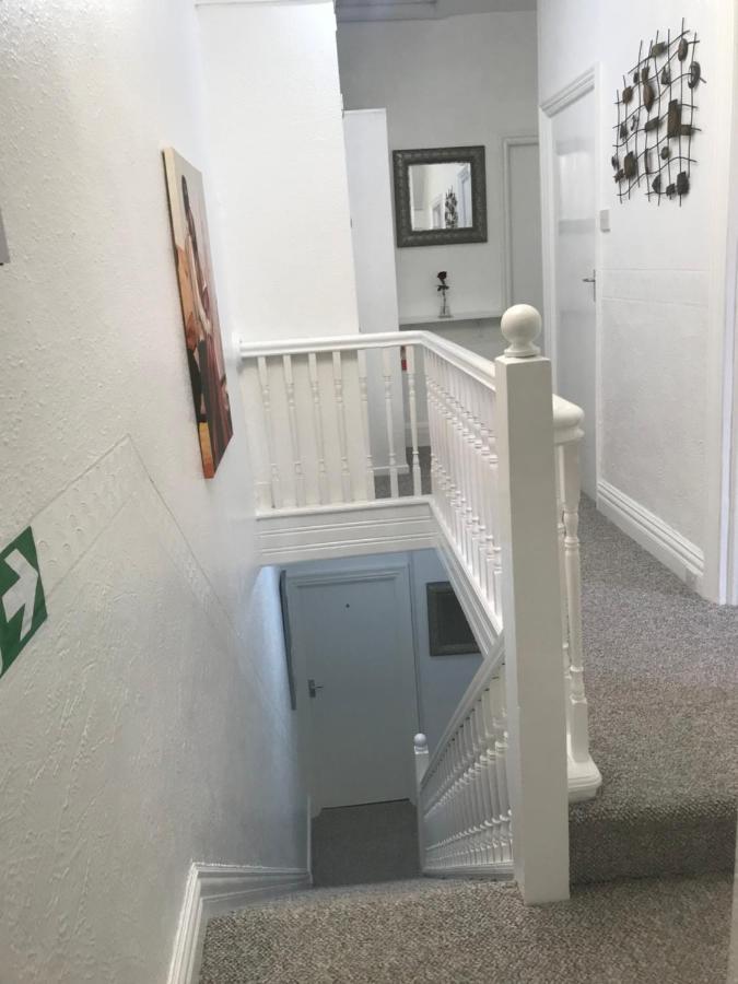 Number 40 - No Multiple Room Bookings Μπλάκπουλ Εξωτερικό φωτογραφία