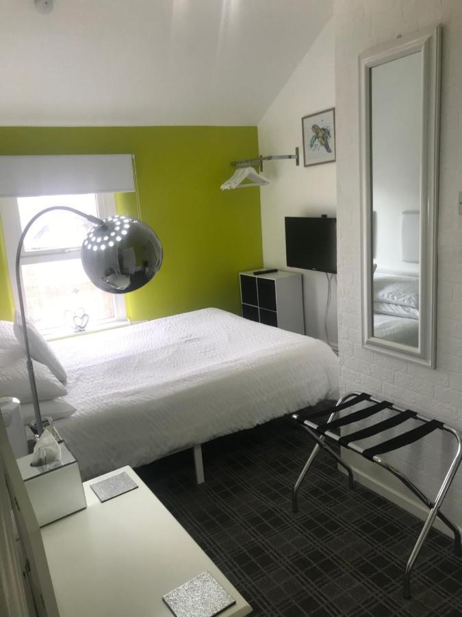 Number 40 - No Multiple Room Bookings Μπλάκπουλ Εξωτερικό φωτογραφία