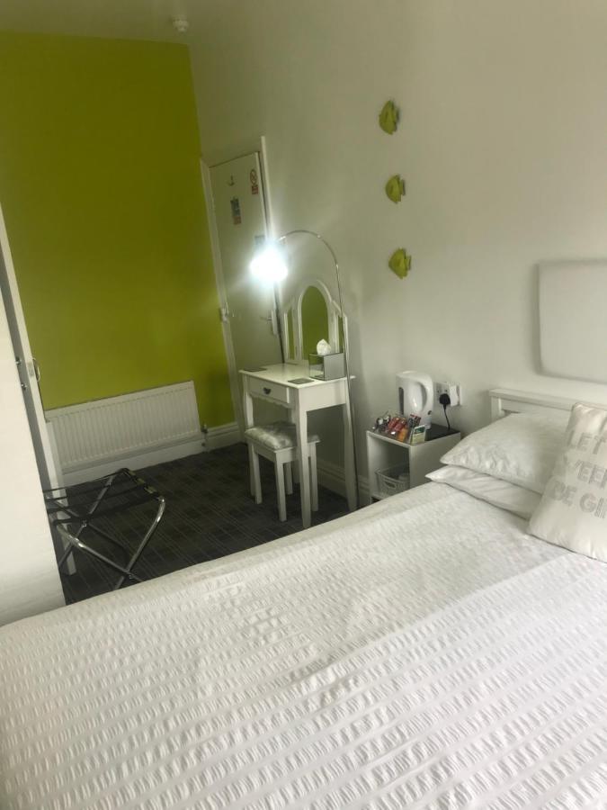 Number 40 - No Multiple Room Bookings Μπλάκπουλ Εξωτερικό φωτογραφία